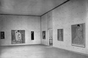 Koloman Moser, Ausstellungsraum der Gemälde von Gustav Klimt, in: Die Kunst, IX. Jg., München 1908, S.523.