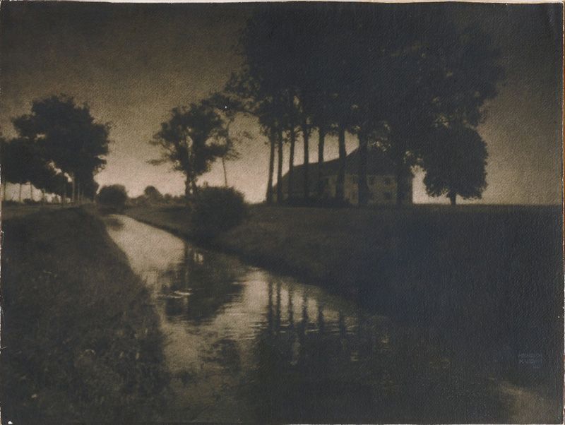 Heinrich Kühn, Abend am Schleißheimer Kanal, 1899, Gummidruck, Fotografische Sammlung, Museum Folkwang, Essen © Estate Heinrich Kühn.