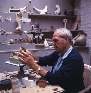 Henry Moore (1898-1986) in seinem Atelier Maquette studio (Atelier für Modelle und Entwürfe), Anfang der 1960er Jahre, Foto Errol Jackson © Henry Moore Foundation