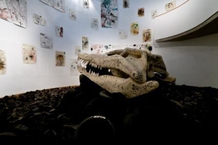 Installationsansicht >Fat Ducks< Hubert Scheibl kit Krokodilschädel, Sammlung Essl © Farid Sabha, Wien.