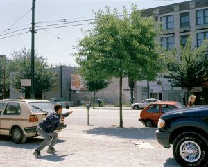 Jeff Wall, Man with a Rifle, 2000, Großbilddiapositiv im Dialeuchtkasten, 226 x 289 cm © Jeff Wall.