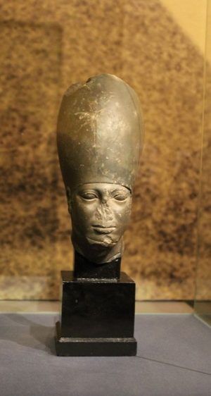 Kopf des Mykerinos, Altes Reich, 4. Dynastie, ca. 2609 –2584 v. Chr., Installationsansicht