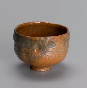 Japan, Teeschale, Edo-Zeit, 17./18. Jahrhundert, Raku, Bleiglasur, H 8,4 cm, Ø 11,5 cm, Museum Folkwang, Essen © Foto: Hans Hansen, Hamburg 2009.