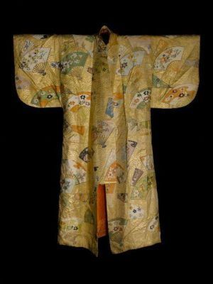 Japan, No-Gewand, 18. oder frühes 19. Jahrhundert, Atsuita-karaori, Seide, komplexes Gewebe mit lancierten und broschierten Mustern in farbiger Seide und vergoldeten Papierstreifen, gefüttert mit leinwandbindiger Seide, 170,5 x 140,5 cm, Museum Folkwang, Essen © Foto: Hans Hansen, Hamburg 2009.