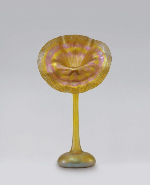 Tiffany Studios, Vase "Jack-in-the-Pulpit", 1902-1903, Honiggelbes Glas, optisch geblasen und frei geformt, irisiert, Höhe 45,5 cm (München).