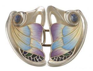 Zweiteilige Gürtelschließe, um 1900-01, Entwurf: Josef Maria Auchentaller, Ausführung: Fa. Georg Adam Scheid, Wien, Silber vergoldet, Opakemail, Fensteremailtechnik, Lapislazuli, Höhe: 6,4 cm, Breite: 7,5 cm, Hessisches Landesmuseum Darmstadt, Darmstadt, Sammlung Citroen, Inv. Kg 63:C122, Foto: Hessisches Landesmuseum Darmstadt.