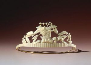 Diadem, 1916, Entwurf: Dagobert Peche, Ausführung: Wiener Werkstätte, Modell Nr. Sch 1103, Elfenbein, Gold, 7,1x13,1cm, Wien Museum, Wien Inv. 53.783 © Wien Museum.