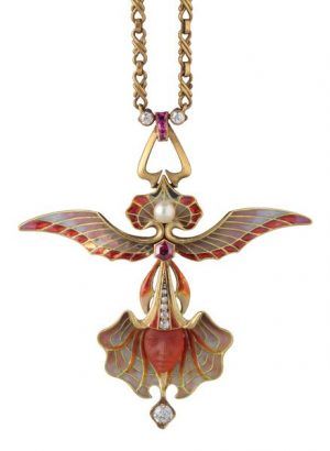 Anhänger “Orchidée ailée“, 1902, Philippe Wolfers, Gold, Transluzidemail, Fensteremailtechnik, Goldfolie, Glas, Rubine, Brillanten, 6,4x5,7cm, Hessisches Landesmuseum Darmstadt KG 65:C335.