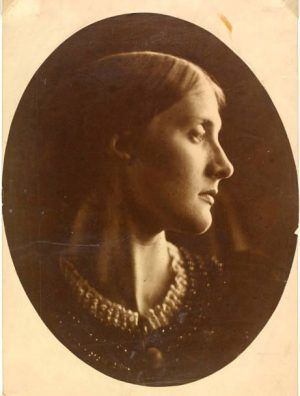 Julia Margaret Cameron, Julia Jackson (von der Seite), 1867, 61 x 51 x 4 cm, Albumindruck von einem nassen Kollodiumnegativ © Victoria and Albert Museum, London.