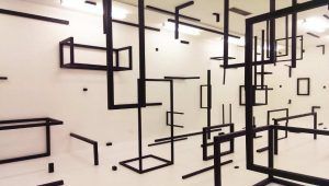 Esther Stocker, weil die Zukunft der Imagination keinen Widerstand leisten kann (Elena Esposito), seitliche Ansicht, 2016, Installation in der Kunsthalle Krems, Ausstellungsansicht: Alexandra Matzner.