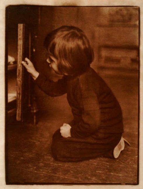 Heinrich Kühn, Hans vor einem Schrank knieend, um 1903, brauner Gummibichromatdruck, 469 x 356mm, Kupferstich-Kabinett Dresden.
