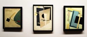 El Lissitzky, PROUN, Komposition, um 1919/20, Öl auf Karton, 59 x 49 cm (Privatsammlung) + PROUN, Durchdringungsflächen, 1919/20, Öl auf Leinwand, 81 x 59 cm (Halle/Saale, Kunstmuseum Moritzburg) + PROUN 4 B, 1919/20, Öl auf Leinwand, 70 x 55,5 cm (Madrid, Museo Thyssen-Bornemisza), Installationsansicht Albertina 2016, Foto: Alexandra Matzner.