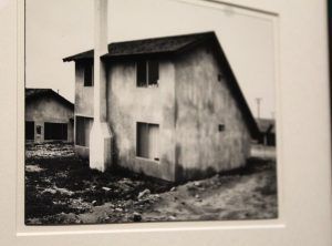 Lewis Baltz, The Tract Houses, Detail der eingefärbten Kante, 1969-1971, Silbergelatinepapier, Privatsammlung, Installationsansicht der Albertina „Lewis Baltz“ 2013, Foto: Alexandra Matzner.