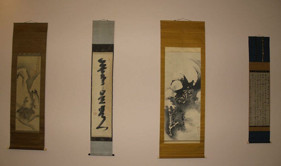 Vier Rollbilder mit Kalligraphie von Ji'un (Osaka 1718–1805 Osaka), „Nur wer einfach lebt, lebt edel“ und einem Drachen von Maruyama Ōkyo, Zugeschrieben (Kameoka/Tanba 1733–1795 Kyoto) in der Mitte (Sammlung Genzō Hattori), Foto: Alexandra Matzner.