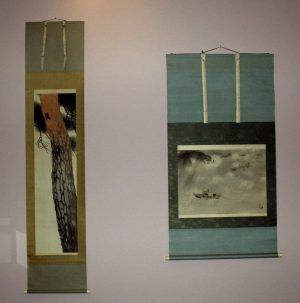 Zwei Rollbilder von Kawai Gyokudō (Ichinomiya/Aichi 1873–1957 Tokyo), Das Rauschen der Kiefer, die Stimme der Zikade und Yokoyama Taikan (Mito/Ibaragi 1868–1958 Tokyo), Regenschauer über dem See (Sammlung Genzō Hattori), Foto: Alexandra Matzner.