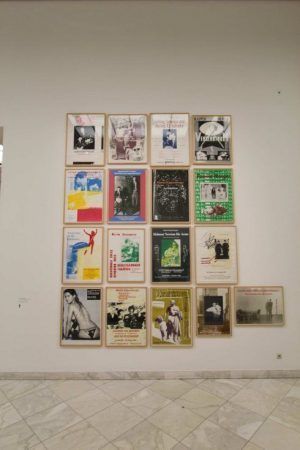 Martin Kippenberger, Plakate, Ausstellungsansicht Bank Austria Kunstforum „Martin Kippenberger. XYZ“ © Estate of Martin Kippenberger, Galerie Gisela Capitain, Cologne, Foto: Alexandra Matzner, Wien