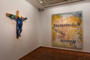 Martin Kippenberger, Zuerst die Füße, 1990, Sammlung Stolitzka, Graz; Ohne Titel (aus der Serie Fred the frog), 1989/90, Ausstellungsansicht Bank Austria Kunstforum „Martin Kippenberger. XYZ“ © Estate of Martin Kippenberger, Galerie Gisela Capitain, Cologne, Foto: Alexandra Matzner, Wien