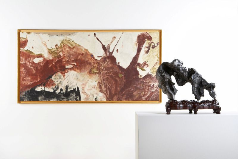Installationsansicht Essl Museum, 2010, Malerei von Max Weiler im Dialog mit einem chinesischen Gelehrtenstein, Stein aus der Sammlung Benz, Foto: Mischa Nawrata, Wien.