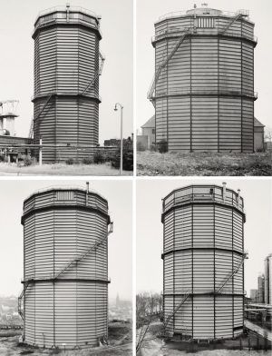 Bernd und Hilla Becher, Gasbehälter, 1965–2001, zusammengestellt 2003, Vier S/W-Fotografien: 1. Essen-Altenessen, D, 1976, 2. Wanne-Eickel, D, 1965, 3. Neunkirchen, Saarland, D, 1975, 4. Recklinghausen, D, 1978, Je 40,5 x 31,5 cm © Bernd und Hilla Becher / SAMMLUNG VERBUND, Wien, Courtesy the artists and Sonnabend Gallery, New York.