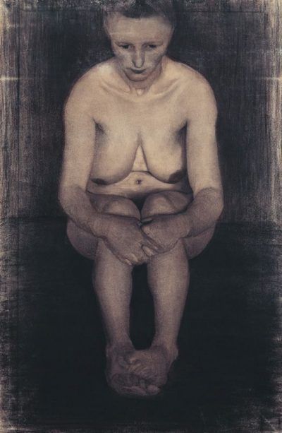 Paula Modersohn-Becker: Sitzender weiblicher Akt, frontal, mit übereinander gelegten Füßen, 1899, Kohle, 103,5x68 cm © Paula Modersohn-Becker-Stiftung, Bremen 2010.