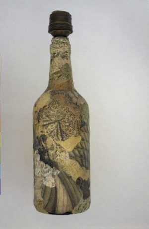 Laurence Vail (Paris 1891–1968), Untitled, o.J., Glasflasche und Collage, Höhe: 21 cm (Venedig, Peggy Guggenheim Collection, 76.2553)