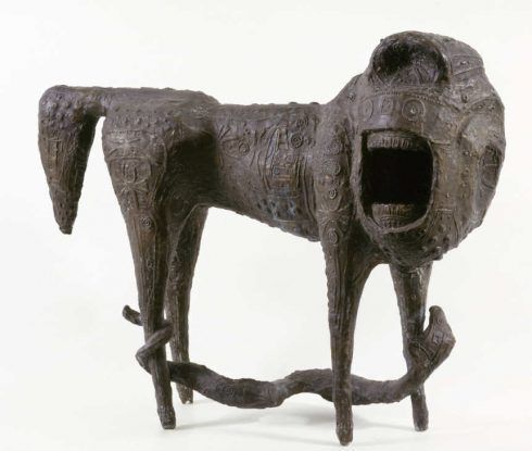 Mirko Basaldella (Udine 1910–Cambridge 1969), Roaring Lion II (Leone urlante / Brüllender Löwe II), 1956, Bronze, 77 x 94 cm (Solomon R. Guggenheim Foundation. Gift, Vera e Raphael Zariski, 2004.6)