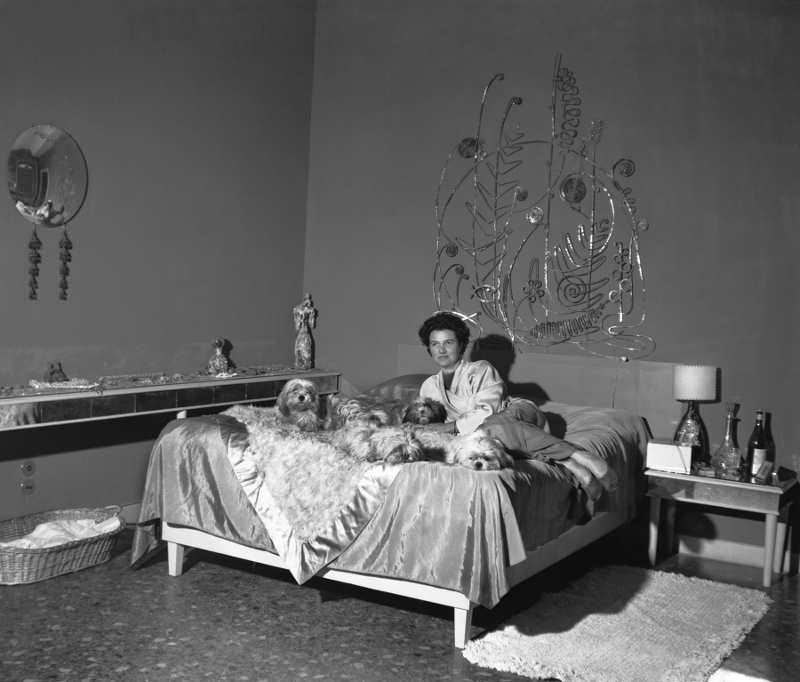 Peggy Guggenheim in ihrem Schlafzimmer im Palazzo Venier dei Leoni, frühe 1950er © Solomon R. Guggenheim Foundation. Photo Archivio Cameraphoto Epoche. Gift, Cassa di Risparmio di Venezia, 2005