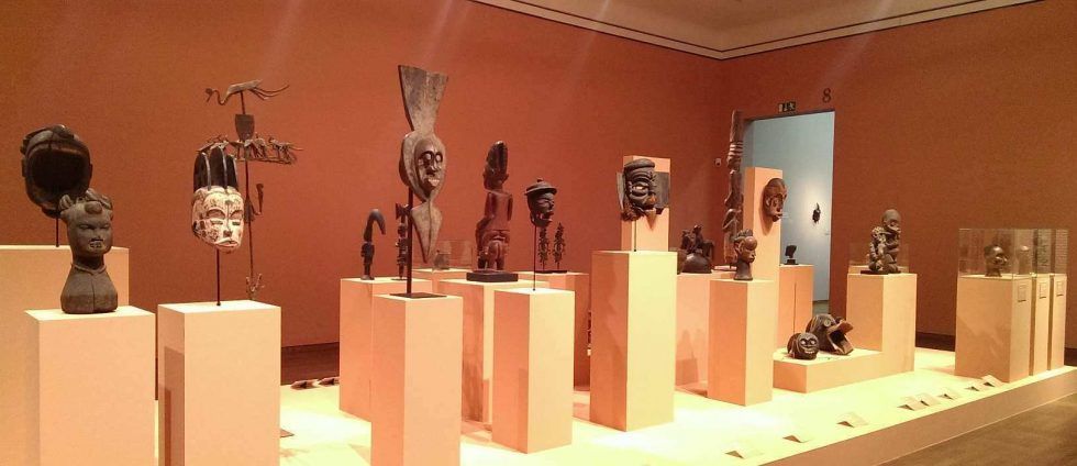 Kunst aus Nigeria, Ausstellungsansicht „Fremde Götter. Faszination Afrika und Ozeanien“ im Leopold Museum 2016/17, Foto: Alexandra Matzner.