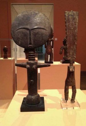 Aschanti, (Ghana), Zwei Akuaba (Fruchtbarkeitspuppen), 1. Hälfte 20. Jh., Ausstellungsansicht „Fremde Götter. Faszination Afrika und Ozeanien“ im Leopold Museum 2016/17, Foto: Alexandra Matzner.