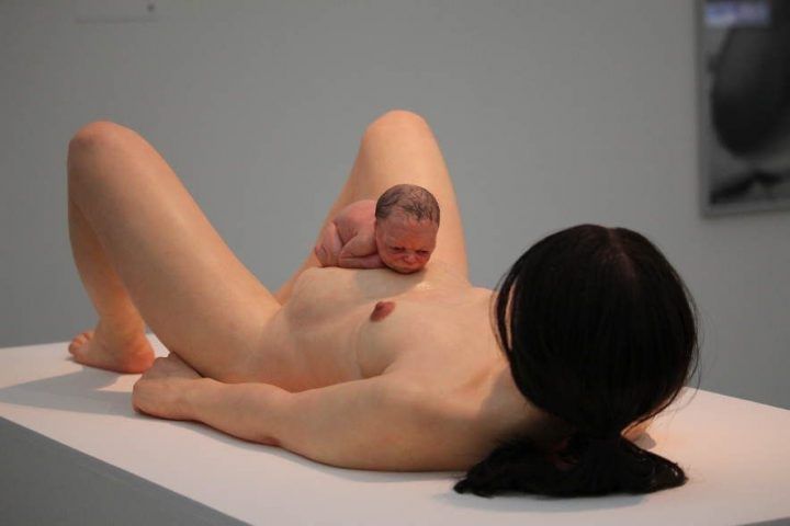 Ron Mueck, Mother and Child, 2001–2003, Mischtechnik, 24 x 36 x 89 cm (Courtesy the artist und Hauser & Wirth), Installationsansicht "Rabenmütter": Alexandra Matzner.