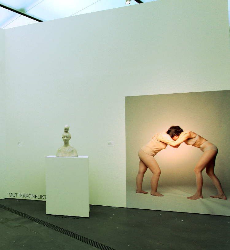 Installationsansicht „Rabenmütter“, LENTOS 2014/15: Paloma Varga Weisz, Birth, 2014, Lindenholz, 62 x 44 x 20 cm (Sammlung Klöcker, Bad Homburg v. d. Höhe); Foto: Alexandra Matzner.