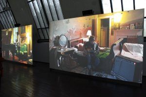 Ragnar Kjartansson, The Visitors (Gitarre), 2012, Still, Nine channel HD video projection, Duration: 64 minutes, Courtesy of the artist, Thyssen-Bornemisza Art Contemporary, Installationsfoto: Alexandra Matzner.