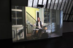 Ragnar Kjartansson, The Visitors (Schlagzeug), 2012, Still, Nine channel HD video projection, Duration: 64 minutes, Courtesy of the artist, Thyssen-Bornemisza Art Contemporary, Installationsfoto: Alexandra Matzner.
