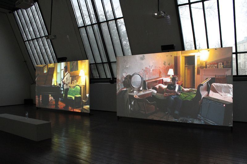 Ragnar Kjartansson, The Visitors (Klavier), 2012, Still, Nine channel HD video projection, Duration: 64 minutes, Courtesy of the artist, Thyssen-Bornemisza Art Contemporary, Installationsfoto: Alexandra Matzner.