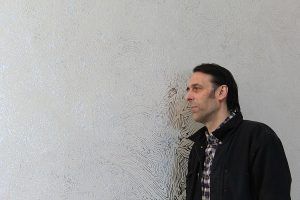 Richard Wright vor seiner Wandzeichnung.