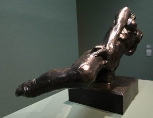 Auguste Rodin, Fliegende Figur (von der Seite), um 1890/91 (Museum der Moderne Salzburg – Dauerleihgabe der Kasser Foundation), Ausstellungsansicht Leopold Museum 2016, Foto: Alexandra Matzner