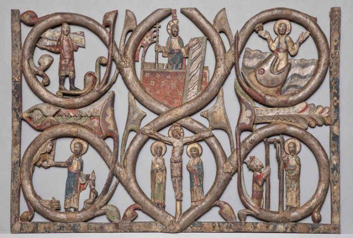 Reliefs vom rechten Flügel des Gurker Westportals, Fragment eines typologischen Zyklus, mittleres Kompartiment mit Kreuzigung und Auferstehung Christi im Zentrum © BDA (P. Laubenstein).