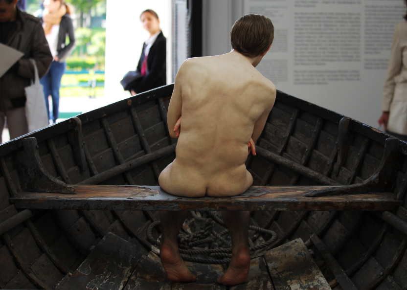 Ron Mueck, Man in a Boat, Rücken (2000-2002), Ausstellungsansicht Theseustempel, Wien 2016, Installationsfoto: Alexandra Matzner.