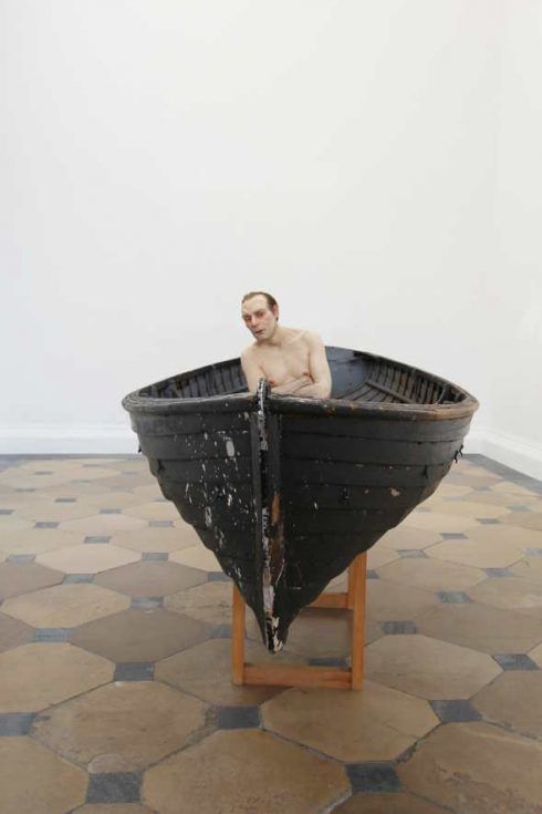 Ron Mueck, Man in a Boat (2000-2002), Ausstellungsansicht im Theseustempel, Wien 2016, Installationsfoto: Alexandra Matzner.