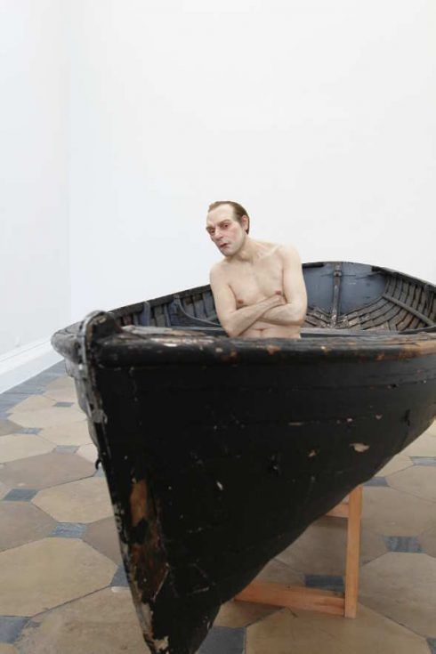 Ron Mueck, Man in a Boat (2000-2002), Ausstellungsansicht Theseustempel, Wien 2016, Installationsfoto: Alexandra Matzner.
