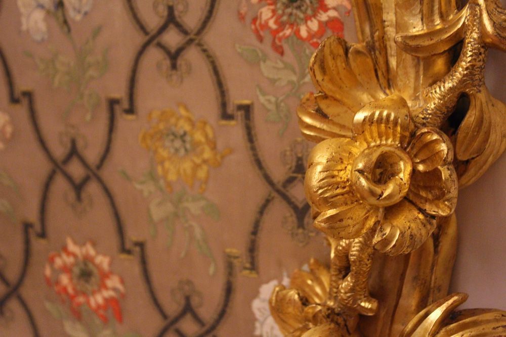 Detail von der vergoldeten Dekoration und der Seidenbespannung im Quadratsaal, Stadtpalais des Fürsten von und zu Liechtenstein, Wien 1010, Foto: Alexandra Matzner.