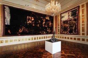 Sterling Ruby, Installationsansicht im Winterpalais/Wien, Pelvic Mirror / Peace Head Version, 2007 Bronze mit Silbernitratpatina, 118,1 × 79,1 × 76,2 cm, dahinter: DEEP FLAG (5936), 2016, 391,2 × 792,5 cm & WINDOW QUILT / AMERICANA, 2016, beide: gebleichter Jeansstoff, gebleichtes Fleece und Gummizug, 569 × 350,5 cm, Installationsaufnahme Winterpalais: Alexandra Matzner.