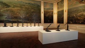 Sterling Ruby, Installationsansicht im Winterpalais/Wien: Schlachtensaal mit 13 Arbeiten aus der MS-Serie, 2010, Foto: Alexandra Matzner.