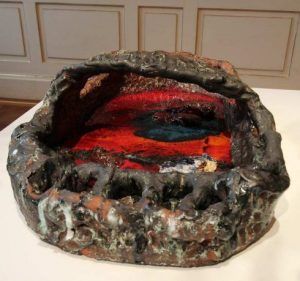 Sterling Ruby, Sandal (4828), 2014, Keramik, 27,9 × 50,8 × 90,2 cm, Installationsaufnahme Winterpalais: Alexandra Matzner.