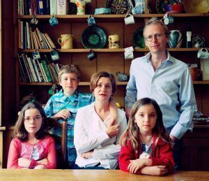 Thomas Struth, The Lingwood and Hamlyn Family, London, 2001, C-Print, 95.3 x 112.7 cm (Jane Hamlyn and James Lingwood, London) © Thomas Struth