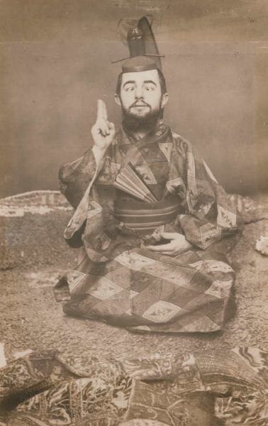 Maurice Guibert, Toulouse-Lautrec als Samurai, schielend, um 1892, Aus einem Album mit 33 Photographien von Toulouse-Lautrec, Originalabzug, Collection Georges Beaute © Beaute, Réalmont; Photographe David Milh.