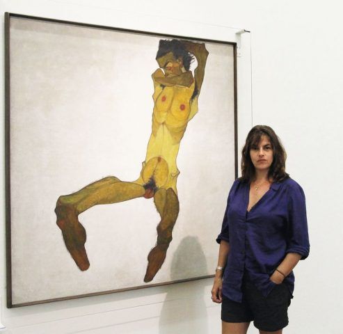 Tracey Emin vor Egon Schieles Gemälde „Sitzender Männerakt, (Selbstdardstellung)“, 2014, Leopold Museum, Wien / Foto: A. Ludwig.