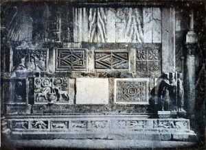 John Ruskin (1819–1900) und John Hobbs (gest. 1892), Venedig, San Marco. Südfassade: Detail und Tetrarchen (Venice, St. Mark’s. South Façade: Detail and Tetrarchs), um 1850, Daguerreotypie, 12,2 x 16,3 cm (Ruskin Foundation (Ruskin Library, Lancaster University) Inv.-Nr. 1996D0021 RF Dag 21)