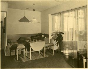 Margarete Schütte-Lihotzky (Entwurf), Die Wohnung der berufstätigen Frau: Schreibtisch und Wandverbau, Ausstellung in Essen, 1927 © Universität für angewandte Kunst Wien, Kunstsammlung und Archiv.