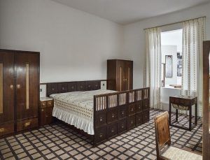 MAK-Ausstellungsansicht, 2014, WEGE DER MODERNE. Josef Hoffmann, Adolf Loos und die Folgen, MAK-Ausstellungshalle, Josef Hoffmann, Schlafzimmer in der Wohnung Johanna und Dr. Johannes Salzer, 1902 (Rekonstruktion) © MAK/Georg Mayer.
